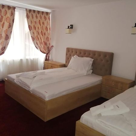 Hotel Pensiunea Rosenau Rîşnov Esterno foto